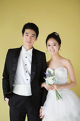 포토 JPG 스튜디오촬영 커플 드레스 여자 남자 꽃 행복 신부 부케 커플라이프 웨딩드레스 신랑 결혼 함께함 실내 사랑 웃음 들기 사람 동양인 정장 턱시도 상반신 20대 성인 두명 앞모습 기쁨 한국인 특별함 청년만 성인만 국내포토 식물 라이프스타일 옷 감정 뷰포인트 꽃다발 컨셉 관계 모션 표정 인종 이벤트 청년 내부 파일형식