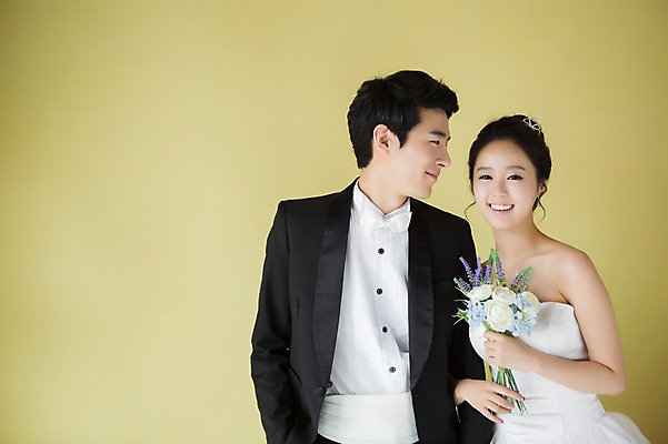 포토 JPG 스튜디오촬영 커플 드레스 여자 남자 꽃 행복 신부 부케 커플라이프 웨딩드레스 신랑 결혼 함께함 실내 사랑 웃음 들기 사람 동양인 정장 턱시도 상반신 20대 성인 두명 앞모습 기쁨 한국인 특별함 청년만 성인만 국내포토 식물 라이프스타일 옷 감정 뷰포인트 꽃다발 컨셉 관계 모션 표정 인종 이벤트 청년 내부 파일형식