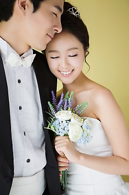 포토 JPG 스튜디오촬영 커플 드레스 여자 남자 꽃 행복 신부 부케 커플라이프 웨딩드레스 신랑 결혼 안기 포옹 함께함 실내 사랑 웃음 들기 사람 동양인 정장 턱시도 상반신 20대 성인 두명 옆모습 눈감음 기쁨 한국인 특별함 청년만 성인만 국내포토 식물 라이프스타일 옷 감정 뷰포인트 꽃다발 컨셉 관계 모션 표정 인종 이벤트 청년 내부 파일형식