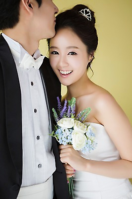 포토 JPG 스튜디오촬영 커플 드레스 여자 남자 꽃 행복 신부 부케 커플라이프 웨딩드레스 신랑 결혼 안기 포옹 함께함 실내 사랑 웃음 들기 사람 동양인 정장 턱시도 상반신 20대 성인 두명 옆모습 기쁨 한국인 특별함 청년만 성인만 국내포토 식물 라이프스타일 옷 감정 뷰포인트 꽃다발 컨셉 관계 모션 표정 인종 이벤트 청년 내부 파일형식