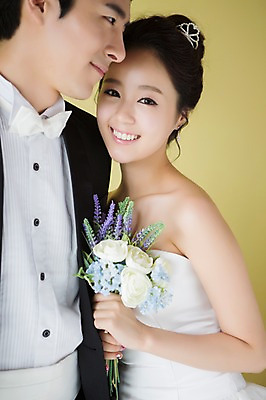 포토 JPG 스튜디오촬영 커플 드레스 여자 남자 꽃 행복 신부 부케 커플라이프 웨딩드레스 신랑 결혼 안기 포옹 함께함 실내 사랑 웃음 들기 사람 동양인 정장 턱시도 상반신 20대 성인 두명 옆모습 기쁨 한국인 특별함 청년만 성인만 국내포토 식물 라이프스타일 옷 감정 뷰포인트 꽃다발 컨셉 관계 모션 표정 인종 이벤트 청년 내부 파일형식