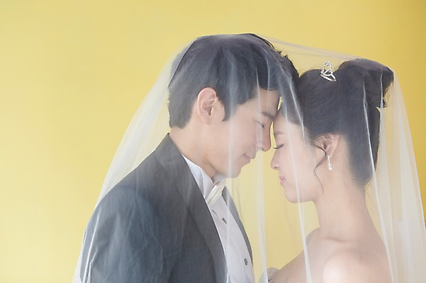 포토 JPG 스튜디오촬영 커플 드레스 여자 남자 행복 신부 커플라이프 웨딩드레스 신랑 결혼 함께함 면사포 실내 사랑 사람 동양인 정장 턱시도 상반신 20대 성인 두명 옆모습 마주보기 눈감음 기쁨 한국인 이마맞대기 특별함 청년만 성인만 국내포토 라이프스타일 옷 감정 뷰포인트 컨셉 관계 모션 인종 이벤트 청년 내부 결혼소품 얼굴맞대기 파일형식