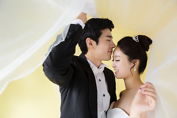 포토 JPG 스튜디오촬영 커플 드레스 여자 남자 행복 신부 커플라이프 웨딩드레스 신랑 결혼 함께함 실내 사랑 웃음 사람 동양인 정장 턱시도 상반신 20대 성인 두명 옆모습 마주보기 눈감음 기쁨 한국인 특별함 청년만 성인만 국내포토 라이프스타일 옷 감정 뷰포인트 컨셉 관계 모션 표정 인종 이벤트 청년 내부 파일형식