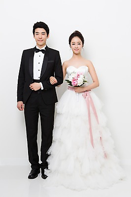 포토 JPG 스튜디오촬영 전신 커플 드레스 여자 남자 꽃 행복 신부 부케 커플라이프 웨딩드레스 신랑 결혼 함께함 실내 사랑 서기 웃음 들기 사람 동양인 정장 턱시도 20대 성인 두명 앞모습 기쁨 한국인 특별함 청년만 성인만 국내포토 식물 라이프스타일 옷 감정 뷰포인트 꽃다발 컨셉 관계 모션 표정 인종 이벤트 청년 내부 파일형식