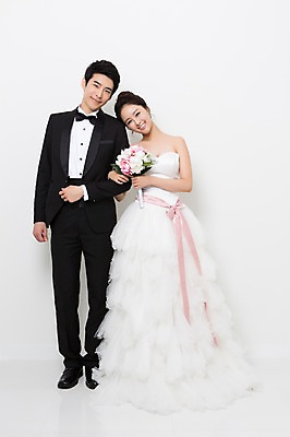 포토 JPG 스튜디오촬영 전신 커플 드레스 여자 남자 꽃 행복 신부 부케 커플라이프 웨딩드레스 신랑 결혼 함께함 실내 사랑 서기 웃음 들기 사람 동양인 정장 턱시도 20대 성인 두명 앞모습 기쁨 한국인 특별함 청년만 성인만 국내포토 식물 라이프스타일 옷 감정 뷰포인트 꽃다발 컨셉 관계 모션 표정 인종 이벤트 청년 내부 파일형식