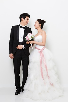 포토 JPG 스튜디오촬영 전신 커플 드레스 여자 남자 꽃 행복 신부 부케 커플라이프 웨딩드레스 신랑 결혼 함께함 실내 사랑 서기 웃음 들기 사람 동양인 정장 턱시도 20대 성인 두명 앞모습 마주보기 기쁨 한국인 특별함 청년만 성인만 국내포토 식물 라이프스타일 옷 감정 뷰포인트 꽃다발 컨셉 관계 모션 표정 인종 이벤트 청년 내부 파일형식