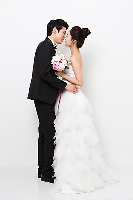 포토 JPG 스튜디오촬영 전신 커플 드레스 여자 남자 꽃 행복 신부 부케 커플라이프 웨딩드레스 신랑 결혼 키스 함께함 실내 사랑 서기 들기 사람 동양인 정장 턱시도 20대 성인 두명 옆모습 마주보기 눈감음 기쁨 한국인 특별함 청년만 성인만 국내포토 식물 라이프스타일 옷 감정 뷰포인트 꽃다발 컨셉 관계 모션 인종 이벤트 청년 내부 애정표현 파일형식