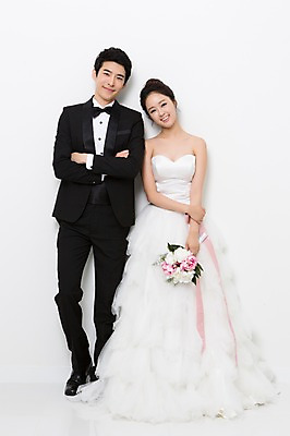 포토 JPG 스튜디오촬영 전신 커플 드레스 여자 남자 꽃 행복 신부 부케 커플라이프 웨딩드레스 신랑 결혼 함께함 실내 사랑 서기 웃음 들기 사람 동양인 정장 턱시도 20대 성인 두명 앞모습 팔짱 기쁨 한국인 특별함 청년만 성인만 국내포토 식물 라이프스타일 옷 감정 뷰포인트 꽃다발 컨셉 관계 모션 표정 인종 이벤트 청년 내부 파일형식