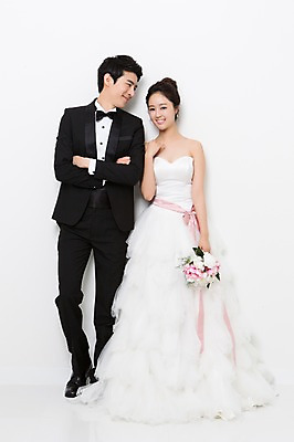 포토 JPG 스튜디오촬영 전신 커플 드레스 여자 남자 꽃 행복 신부 부케 커플라이프 웨딩드레스 신랑 결혼 함께함 실내 사랑 서기 웃음 들기 사람 동양인 정장 턱시도 20대 성인 두명 앞모습 팔짱 기쁨 한국인 특별함 청년만 성인만 국내포토 식물 라이프스타일 옷 감정 뷰포인트 꽃다발 컨셉 관계 모션 표정 인종 이벤트 청년 내부 파일형식