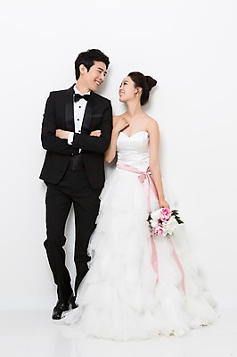 포토 JPG 스튜디오촬영 전신 커플 드레스 여자 남자 꽃 행복 신부 부케 커플라이프 웨딩드레스 신랑 결혼 함께함 실내 사랑 서기 웃음 들기 사람 동양인 정장 턱시도 20대 성인 두명 앞모습 마주보기 팔짱 기쁨 한국인 특별함 청년만 성인만 국내포토 식물 라이프스타일 옷 감정 뷰포인트 꽃다발 컨셉 관계 모션 표정 인종 이벤트 청년 내부 파일형식