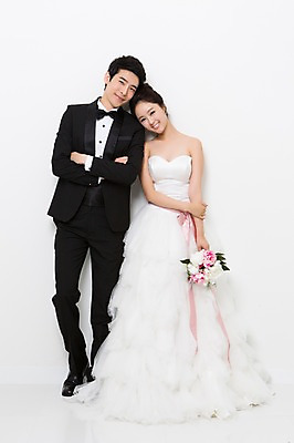 포토 JPG 스튜디오촬영 전신 커플 드레스 여자 남자 꽃 행복 신부 부케 커플라이프 웨딩드레스 신랑 결혼 함께함 실내 사랑 서기 웃음 들기 사람 동양인 정장 턱시도 20대 성인 두명 앞모습 팔짱 기쁨 한국인 특별함 청년만 성인만 국내포토 식물 라이프스타일 옷 감정 뷰포인트 꽃다발 컨셉 관계 모션 표정 인종 이벤트 청년 내부 파일형식