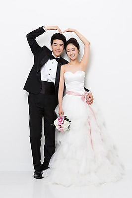 포토 JPG 스튜디오촬영 전신 커플 드레스 여자 남자 꽃 행복 신부 부케 커플라이프 웨딩드레스 신랑 결혼 모션 함께함 실내 사랑 서기 웃음 들기 사람 동양인 정장 턱시도 손짓 20대 성인 두명 앞모습 기쁨 한국인 하트 특별함 청년만 성인만 국내포토 모양 식물 라이프스타일 옷 감정 뷰포인트 꽃다발 컨셉 관계 표정 인종 이벤트 청년 내부 파일형식