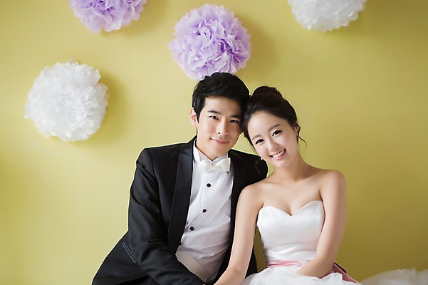 포토 JPG 스튜디오촬영 커플 드레스 여자 남자 행복 신부 커플라이프 웨딩드레스 신랑 결혼 함께함 실내 사랑 웃음 사람 동양인 정장 턱시도 상반신 20대 성인 두명 앞모습 기쁨 한국인 특별함 청년만 성인만 국내포토 라이프스타일 옷 감정 뷰포인트 컨셉 관계 표정 인종 이벤트 청년 내부 파일형식