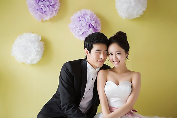 포토 JPG 스튜디오촬영 커플 드레스 여자 남자 행복 신부 커플라이프 웨딩드레스 신랑 결혼 함께함 실내 사랑 웃음 사람 동양인 정장 턱시도 상반신 20대 성인 두명 앞모습 눈감음 기쁨 한국인 특별함 청년만 성인만 국내포토 라이프스타일 옷 감정 뷰포인트 컨셉 관계 모션 표정 인종 이벤트 청년 내부 파일형식