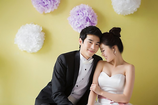 포토 JPG 스튜디오촬영 커플 드레스 여자 남자 행복 신부 커플라이프 웨딩드레스 신랑 결혼 함께함 실내 사랑 웃음 사람 동양인 정장 턱시도 상반신 20대 성인 두명 앞모습 기쁨 한국인 특별함 청년만 성인만 국내포토 라이프스타일 옷 감정 뷰포인트 컨셉 관계 표정 인종 이벤트 청년 내부 파일형식