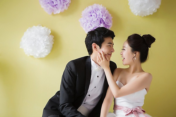 포토 JPG 스튜디오촬영 커플 드레스 여자 남자 행복 신부 커플라이프 웨딩드레스 신랑 결혼 함께함 실내 사랑 웃음 사람 동양인 정장 턱시도 상반신 20대 성인 두명 옆모습 마주보기 기쁨 한국인 특별함 청년만 성인만 국내포토 라이프스타일 옷 감정 뷰포인트 컨셉 관계 모션 표정 인종 이벤트 청년 내부 파일형식