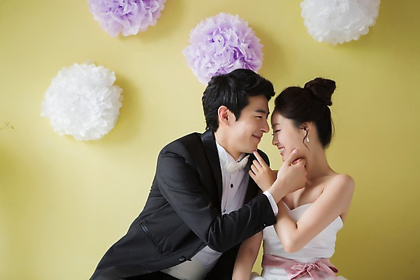 포토 JPG 스튜디오촬영 커플 드레스 여자 남자 행복 신부 커플라이프 웨딩드레스 신랑 결혼 함께함 실내 사랑 웃음 사람 동양인 정장 턱시도 상반신 20대 성인 두명 옆모습 마주보기 기쁨 한국인 특별함 청년만 성인만 국내포토 라이프스타일 옷 감정 뷰포인트 컨셉 관계 모션 표정 인종 이벤트 청년 내부 파일형식