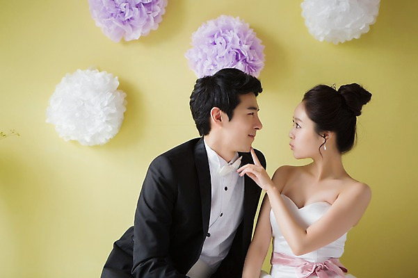 포토 JPG 스튜디오촬영 커플 드레스 여자 남자 행복 신부 커플라이프 웨딩드레스 신랑 결혼 함께함 실내 사랑 사람 동양인 정장 턱시도 상반신 20대 성인 두명 옆모습 마주보기 기쁨 한국인 특별함 청년만 성인만 국내포토 라이프스타일 옷 감정 뷰포인트 컨셉 관계 모션 인종 이벤트 청년 내부 파일형식