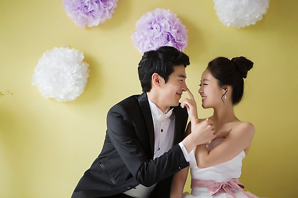 포토 JPG 스튜디오촬영 커플 드레스 여자 남자 행복 신부 커플라이프 웨딩드레스 신랑 결혼 함께함 실내 사랑 웃음 사람 동양인 정장 턱시도 상반신 20대 성인 두명 옆모습 마주보기 기쁨 한국인 특별함 청년만 성인만 국내포토 라이프스타일 옷 감정 뷰포인트 컨셉 관계 모션 표정 인종 이벤트 청년 내부 파일형식