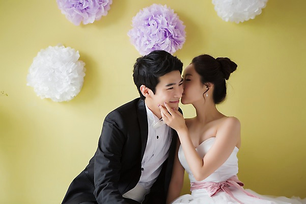 포토 JPG 스튜디오촬영 커플 드레스 여자 남자 행복 신부 커플라이프 웨딩드레스 신랑 결혼 키스 함께함 실내 사랑 웃음 사람 동양인 정장 턱시도 상반신 20대 성인 두명 옆모습 기쁨 한국인 특별함 청년만 성인만 국내포토 라이프스타일 옷 감정 뷰포인트 컨셉 관계 표정 인종 이벤트 청년 내부 애정표현 파일형식