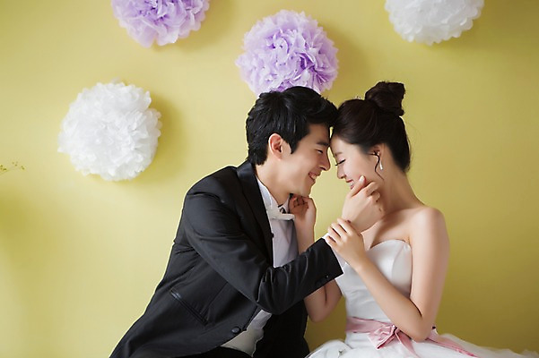 포토 JPG 스튜디오촬영 커플 드레스 여자 남자 행복 신부 커플라이프 웨딩드레스 신랑 결혼 함께함 실내 사랑 웃음 사람 동양인 정장 턱시도 상반신 20대 성인 두명 옆모습 마주보기 눈감음 기쁨 한국인 특별함 청년만 성인만 국내포토 라이프스타일 옷 감정 뷰포인트 컨셉 관계 모션 표정 인종 이벤트 청년 내부 파일형식