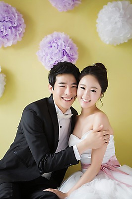 포토 JPG 스튜디오촬영 커플 드레스 여자 남자 행복 신부 커플라이프 웨딩드레스 신랑 결혼 함께함 실내 사랑 웃음 사람 동양인 정장 턱시도 상반신 20대 성인 두명 앞모습 기쁨 한국인 특별함 청년만 성인만 국내포토 라이프스타일 옷 감정 뷰포인트 컨셉 관계 표정 인종 이벤트 청년 내부 파일형식