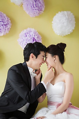 포토 JPG 스튜디오촬영 커플 드레스 여자 남자 행복 신부 커플라이프 웨딩드레스 신랑 결혼 함께함 실내 사랑 웃음 사람 동양인 정장 턱시도 상반신 20대 성인 두명 옆모습 마주보기 눈감음 기쁨 한국인 특별함 청년만 성인만 국내포토 라이프스타일 옷 감정 뷰포인트 컨셉 관계 모션 표정 인종 이벤트 청년 내부 파일형식