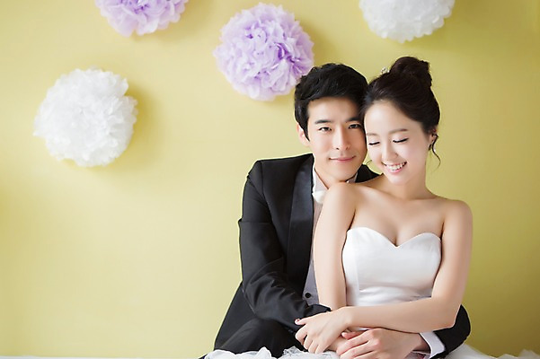 포토 JPG 스튜디오촬영 커플 드레스 여자 남자 행복 신부 커플라이프 웨딩드레스 신랑 결혼 안기 포옹 함께함 실내 사랑 웃음 사람 동양인 정장 턱시도 상반신 20대 성인 두명 앞모습 눈감음 기쁨 한국인 특별함 청년만 성인만 국내포토 라이프스타일 옷 감정 뷰포인트 컨셉 관계 모션 표정 인종 이벤트 청년 내부 파일형식