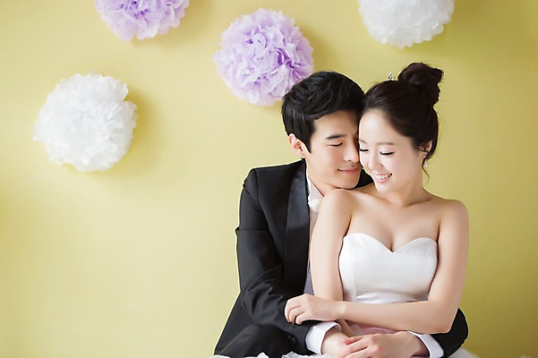 포토 JPG 스튜디오촬영 커플 드레스 여자 남자 행복 신부 커플라이프 웨딩드레스 신랑 결혼 안기 포옹 함께함 실내 사랑 웃음 사람 동양인 정장 턱시도 상반신 20대 성인 두명 앞모습 눈감음 기쁨 한국인 특별함 청년만 성인만 국내포토 라이프스타일 옷 감정 뷰포인트 컨셉 관계 모션 표정 인종 이벤트 청년 내부 파일형식