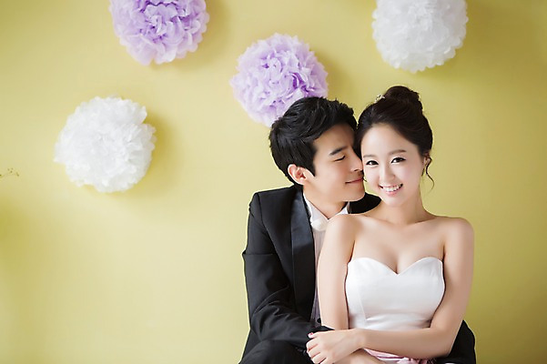 포토 JPG 스튜디오촬영 커플 드레스 여자 남자 행복 신부 커플라이프 웨딩드레스 신랑 결혼 안기 포옹 함께함 실내 사랑 웃음 사람 동양인 정장 턱시도 상반신 20대 성인 두명 앞모습 눈감음 기쁨 한국인 특별함 청년만 성인만 국내포토 라이프스타일 옷 감정 뷰포인트 컨셉 관계 모션 표정 인종 이벤트 청년 내부 파일형식