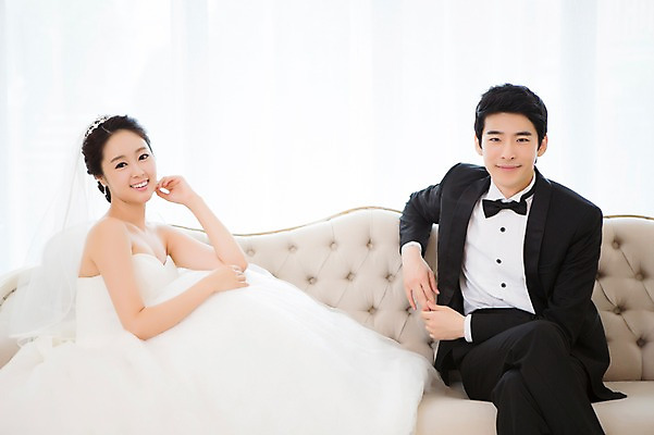 포토 JPG 스튜디오촬영 커플 드레스 여자 남자 행복 신부 커플라이프 웨딩드레스 신랑 결혼 의자 함께함 실내 사랑 웃음 사람 앉기 동양인 정장 턱시도 20대 성인 두명 앞모습 옆모습 소파 기쁨 한국인 다리꼬기 특별함 청년만 성인만 국내포토 라이프스타일 옷 감정 뷰포인트 가구 컨셉 관계 모션 표정 인종 이벤트 청년 내부 파일형식