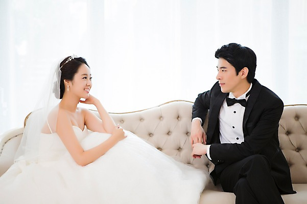포토 JPG 스튜디오촬영 커플 드레스 여자 남자 행복 신부 커플라이프 웨딩드레스 신랑 결혼 의자 함께함 실내 사랑 웃음 사람 앉기 동양인 정장 턱시도 20대 성인 두명 옆모습 소파 마주보기 기쁨 한국인 다리꼬기 특별함 청년만 성인만 국내포토 라이프스타일 옷 감정 뷰포인트 가구 컨셉 관계 모션 표정 인종 이벤트 청년 내부 파일형식