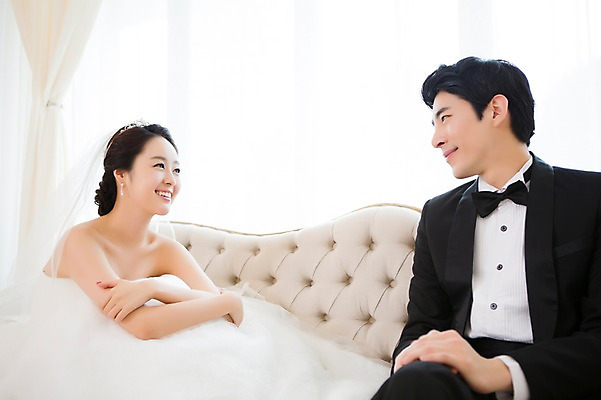 포토 JPG 스튜디오촬영 커플 드레스 여자 남자 행복 신부 커플라이프 웨딩드레스 신랑 결혼 의자 함께함 실내 사랑 웃음 사람 앉기 동양인 정장 턱시도 상반신 20대 성인 두명 옆모습 소파 마주보기 기쁨 한국인 특별함 청년만 성인만 국내포토 라이프스타일 옷 감정 뷰포인트 가구 컨셉 관계 모션 표정 인종 이벤트 청년 내부 파일형식
