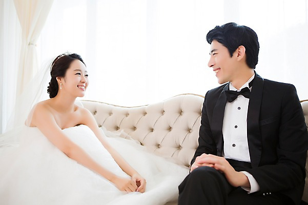 포토 JPG 스튜디오촬영 커플 드레스 여자 남자 행복 신부 커플라이프 웨딩드레스 신랑 결혼 의자 함께함 실내 사랑 웃음 사람 앉기 동양인 정장 턱시도 20대 성인 두명 옆모습 소파 마주보기 기쁨 한국인 특별함 청년만 성인만 국내포토 라이프스타일 옷 감정 뷰포인트 가구 컨셉 관계 모션 표정 인종 이벤트 청년 내부 파일형식