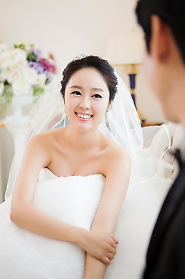 포토 JPG 스튜디오촬영 커플 드레스 여자 남자 행복 신부 커플라이프 웨딩드레스 신랑 결혼 함께함 실내 사랑 웃음 사람 앉기 동양인 정장 턱시도 상반신 20대 성인 두명 아웃포커스 마주보기 기쁨 한국인 특별함 청년만 성인만 국내포토 라이프스타일 옷 감정 컨셉 관계 모션 촬영기법 표정 인종 이벤트 청년 내부 파일형식