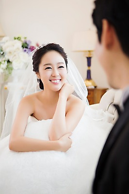 포토 JPG 스튜디오촬영 커플 드레스 여자 남자 행복 신부 커플라이프 웨딩드레스 신랑 결혼 함께함 실내 사랑 웃음 사람 앉기 동양인 정장 턱시도 상반신 20대 성인 두명 아웃포커스 마주보기 기쁨 한국인 특별함 청년만 성인만 국내포토 라이프스타일 옷 감정 컨셉 관계 모션 촬영기법 표정 인종 이벤트 청년 내부 파일형식