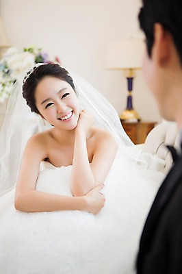 포토 JPG 스튜디오촬영 커플 드레스 여자 남자 행복 신부 커플라이프 웨딩드레스 신랑 결혼 함께함 실내 사랑 웃음 사람 앉기 동양인 정장 턱시도 상반신 20대 성인 두명 아웃포커스 마주보기 기쁨 한국인 특별함 청년만 성인만 국내포토 라이프스타일 옷 감정 컨셉 관계 모션 촬영기법 표정 인종 이벤트 청년 내부 파일형식