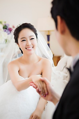 포토 JPG 스튜디오촬영 커플 드레스 여자 남자 행복 신부 커플라이프 웨딩드레스 신랑 결혼 함께함 실내 사랑 웃음 사람 앉기 동양인 정장 턱시도 상반신 20대 성인 두명 아웃포커스 마주보기 손잡기 기쁨 한국인 특별함 청년만 성인만 국내포토 라이프스타일 옷 감정 컨셉 관계 모션 촬영기법 표정 인종 이벤트 청년 내부 파일형식