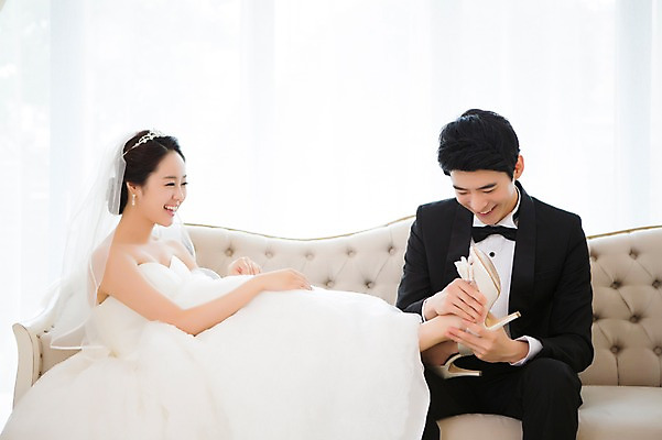 포토 JPG 스튜디오촬영 커플 드레스 여자 남자 행복 신부 구두 커플라이프 웨딩드레스 신랑 결혼 신발 의자 함께함 실내 사랑 웃음 사람 앉기 동양인 정장 턱시도 20대 성인 두명 옆모습 소파 기쁨 한국인 특별함 청년만 성인만 국내포토 라이프스타일 옷 감정 뷰포인트 가구 컨셉 관계 모션 표정 인종 이벤트 청년 내부 파일형식
