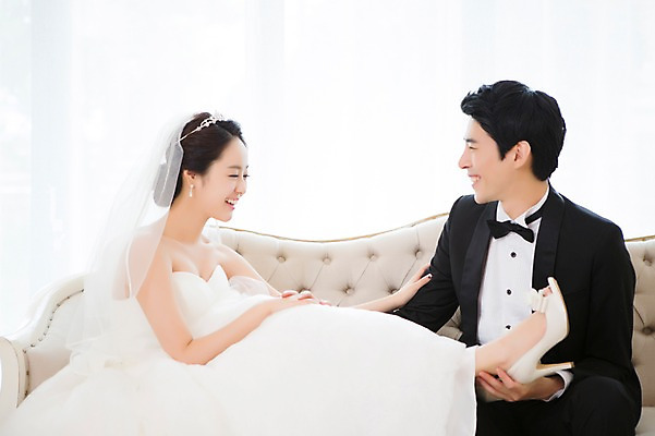 포토 JPG 스튜디오촬영 커플 드레스 여자 남자 행복 신부 구두 커플라이프 웨딩드레스 신랑 결혼 신발 의자 함께함 실내 사랑 웃음 사람 앉기 동양인 정장 턱시도 20대 성인 두명 옆모습 소파 마주보기 기쁨 한국인 특별함 청년만 성인만 국내포토 라이프스타일 옷 감정 뷰포인트 가구 컨셉 관계 모션 표정 인종 이벤트 청년 내부 파일형식