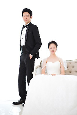 포토 JPG 스튜디오촬영 전신 커플 드레스 여자 남자 행복 신부 커플라이프 웨딩드레스 신랑 결혼 의자 함께함 실내 사랑 서기 사람 앉기 동양인 정장 턱시도 20대 성인 두명 앞모습 소파 기쁨 한국인 특별함 청년만 성인만 국내포토 라이프스타일 옷 감정 뷰포인트 가구 컨셉 관계 모션 인종 이벤트 청년 내부 파일형식