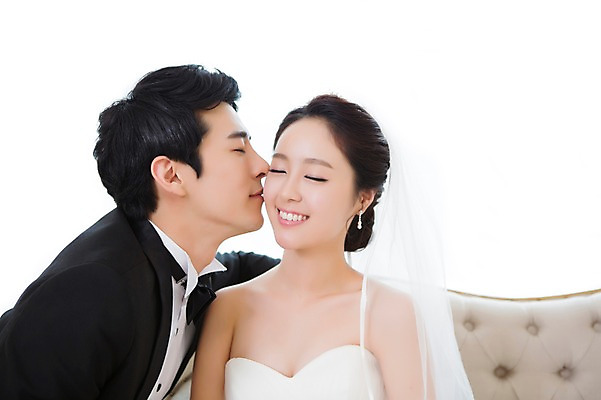 포토 JPG 스튜디오촬영 커플 드레스 여자 남자 행복 신부 커플라이프 웨딩드레스 신랑 결혼 의자 키스 함께함 실내 사랑 웃음 사람 앉기 동양인 정장 턱시도 상반신 20대 성인 두명 앞모습 소파 눈감음 기쁨 한국인 특별함 청년만 성인만 국내포토 라이프스타일 옷 감정 뷰포인트 가구 컨셉 관계 모션 표정 인종 이벤트 청년 내부 애정표현 파일형식