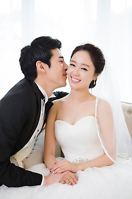 포토 JPG 스튜디오촬영 커플 드레스 여자 남자 행복 신부 커플라이프 웨딩드레스 신랑 결혼 의자 키스 함께함 실내 사랑 웃음 사람 앉기 동양인 정장 턱시도 상반신 20대 성인 두명 앞모습 소파 눈감음 기쁨 한국인 특별함 청년만 성인만 국내포토 라이프스타일 옷 감정 뷰포인트 가구 컨셉 관계 모션 표정 인종 이벤트 청년 내부 애정표현 파일형식