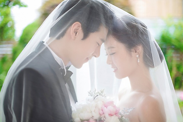 포토 JPG 스튜디오촬영 커플 드레스 여자 남자 꽃 행복 신부 부케 커플라이프 웨딩드레스 신랑 결혼 함께함 면사포 실내 사랑 들기 사람 동양인 정장 턱시도 상반신 20대 성인 두명 옆모습 아웃포커스 마주보기 눈감음 기쁨 한국인 이마맞대기 특별함 청년만 성인만 국내포토 식물 라이프스타일 옷 감정 뷰포인트 꽃다발 컨셉 관계 모션 촬영기법 인종 이벤트 청년 내부 결혼소품 얼굴맞대기 파일형식