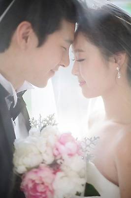 포토 JPG 스튜디오촬영 커플 드레스 여자 남자 꽃 행복 신부 부케 커플라이프 웨딩드레스 신랑 결혼 함께함 면사포 실내 사랑 들기 사람 동양인 정장 턱시도 상반신 20대 성인 두명 옆모습 아웃포커스 마주보기 눈감음 기쁨 한국인 이마맞대기 특별함 청년만 성인만 국내포토 식물 라이프스타일 옷 감정 뷰포인트 꽃다발 컨셉 관계 모션 촬영기법 인종 이벤트 청년 내부 결혼소품 얼굴맞대기 파일형식
