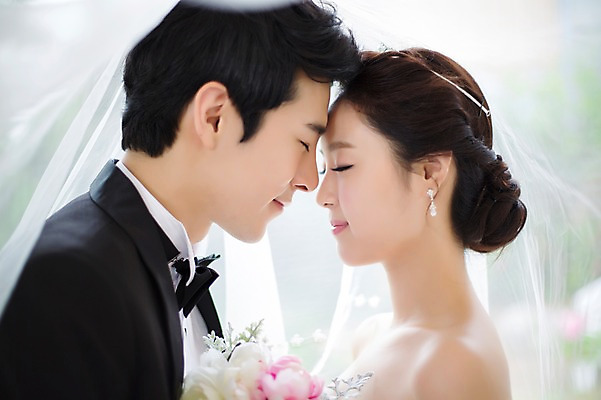 포토 JPG 스튜디오촬영 커플 드레스 여자 남자 꽃 행복 신부 부케 커플라이프 웨딩드레스 신랑 결혼 함께함 면사포 실내 사랑 들기 사람 동양인 정장 턱시도 상반신 20대 성인 두명 옆모습 아웃포커스 마주보기 눈감음 기쁨 한국인 이마맞대기 특별함 청년만 성인만 국내포토 식물 라이프스타일 옷 감정 뷰포인트 꽃다발 컨셉 관계 모션 촬영기법 인종 이벤트 청년 내부 결혼소품 얼굴맞대기 파일형식