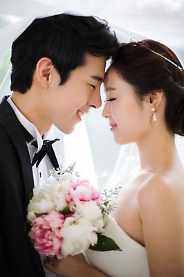 포토 JPG 스튜디오촬영 커플 드레스 여자 남자 꽃 행복 신부 부케 커플라이프 웨딩드레스 신랑 결혼 함께함 면사포 실내 사랑 웃음 들기 사람 동양인 정장 턱시도 상반신 20대 성인 두명 옆모습 아웃포커스 마주보기 눈감음 기쁨 한국인 이마맞대기 특별함 청년만 성인만 국내포토 식물 라이프스타일 옷 감정 뷰포인트 꽃다발 컨셉 관계 모션 촬영기법 표정 인종 이벤트 청년 내부 결혼소품 얼굴맞대기 파일형식