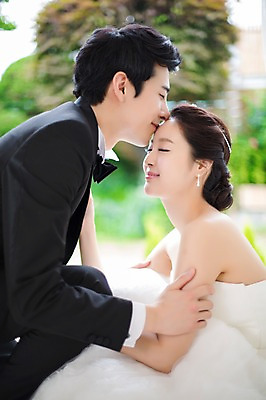 포토 JPG 스튜디오촬영 커플 드레스 여자 남자 행복 신부 커플라이프 웨딩드레스 신랑 결혼 키스 함께함 실내 사랑 웃음 사람 앉기 동양인 정장 턱시도 상반신 20대 성인 두명 옆모습 아웃포커스 눈감음 기쁨 한국인 특별함 청년만 성인만 국내포토 라이프스타일 옷 감정 뷰포인트 컨셉 관계 모션 촬영기법 표정 인종 이벤트 청년 내부 애정표현 파일형식