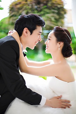 포토 JPG 스튜디오촬영 커플 드레스 여자 남자 행복 신부 커플라이프 웨딩드레스 신랑 결혼 함께함 실내 사랑 웃음 사람 앉기 동양인 정장 턱시도 상반신 20대 성인 두명 옆모습 아웃포커스 마주보기 기쁨 한국인 특별함 청년만 성인만 국내포토 라이프스타일 옷 감정 뷰포인트 컨셉 관계 모션 촬영기법 표정 인종 이벤트 청년 내부 파일형식