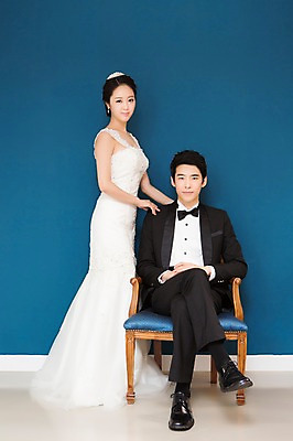 포토 JPG 스튜디오촬영 전신 커플 드레스 여자 남자 행복 신부 커플라이프 웨딩드레스 신랑 결혼 의자 함께함 실내 사랑 서기 사람 앉기 동양인 정장 턱시도 20대 성인 두명 앞모습 기쁨 한국인 다리꼬기 특별함 청년만 성인만 국내포토 라이프스타일 옷 감정 뷰포인트 가구 컨셉 관계 모션 인종 이벤트 청년 내부 파일형식